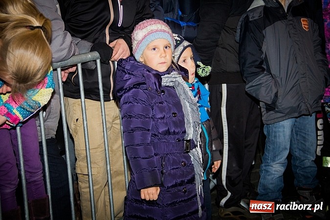 Zdjęcie w galerii na portalu naszraciborz.pl: Mikołaj ze strażakami na raciborskim rynku wiadomości z regionu