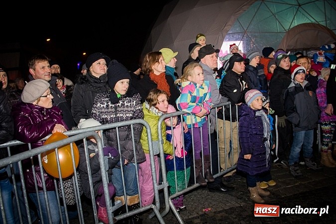 Zdjęcie w galerii na portalu naszraciborz.pl: Mikołaj ze strażakami na raciborskim rynku wiadomości z regionu