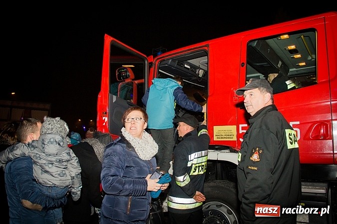 Zdjęcie w galerii na portalu naszraciborz.pl: Mikołaj ze strażakami na raciborskim rynku wiadomości z regionu
