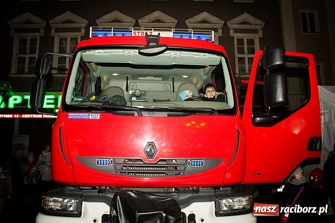 Zdjęcie w galerii na portalu naszraciborz.pl: Mikołaj ze strażakami na raciborskim rynku wiadomości z regionu