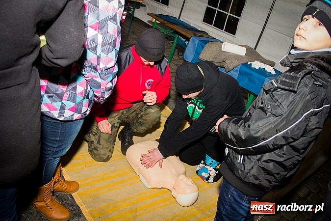 Zdjęcie w galerii na portalu naszraciborz.pl: Mikołaj ze strażakami na raciborskim rynku wiadomości z regionu