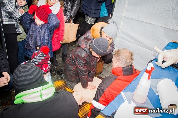 Zdjęcie w galerii na portalu naszraciborz.pl: Mikołaj ze strażakami na raciborskim rynku wiadomości z regionu