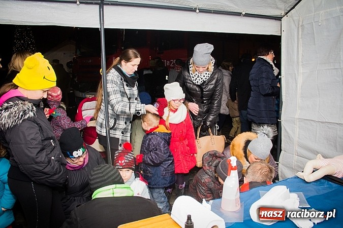 Zdjęcie w galerii na portalu naszraciborz.pl: Mikołaj ze strażakami na raciborskim rynku wiadomości z regionu