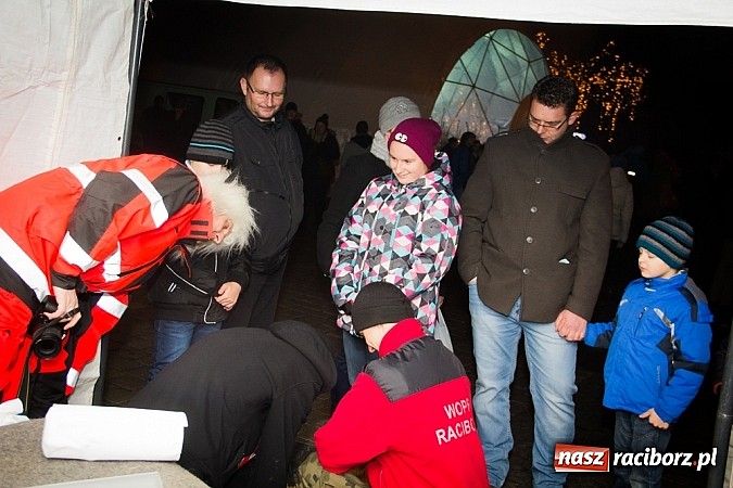 Zdjęcie w galerii na portalu naszraciborz.pl: Mikołaj ze strażakami na raciborskim rynku wiadomości z regionu