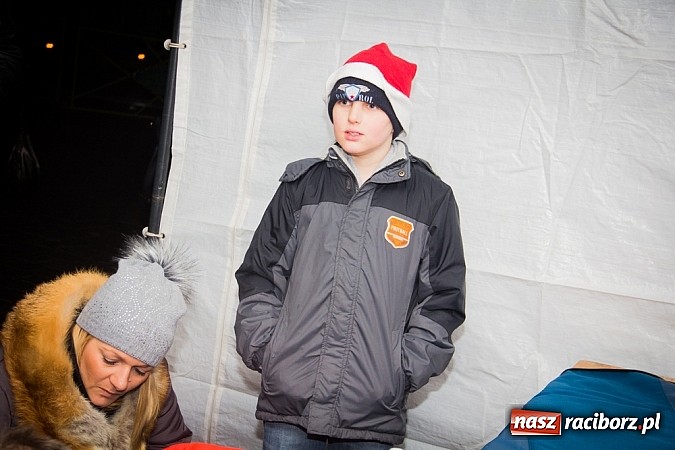 Zdjęcie w galerii na portalu naszraciborz.pl: Mikołaj ze strażakami na raciborskim rynku wiadomości z regionu