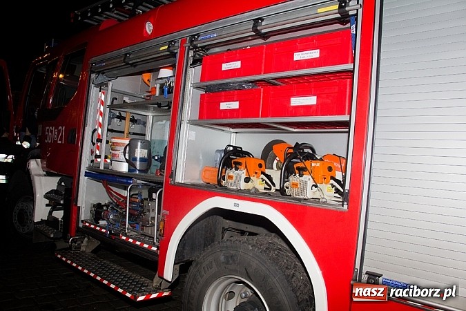 Zdjęcie w galerii na portalu naszraciborz.pl: Mikołaj ze strażakami na raciborskim rynku wiadomości z regionu