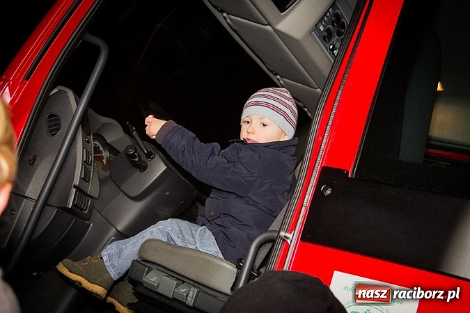 Zdjęcie w galerii na portalu naszraciborz.pl: Mikołaj ze strażakami na raciborskim rynku wiadomości z regionu