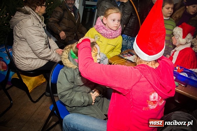 Zdjęcie w galerii na portalu naszraciborz.pl: Mikołaj ze strażakami na raciborskim rynku wiadomości z regionu
