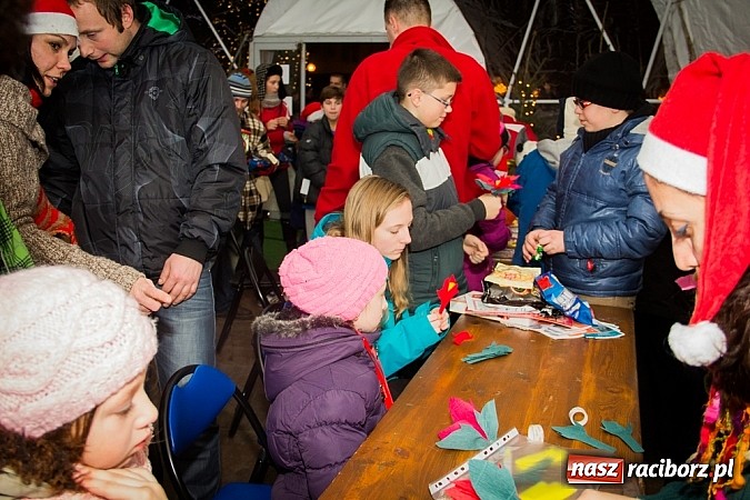 Zdjęcie w galerii na portalu naszraciborz.pl: Mikołaj ze strażakami na raciborskim rynku wiadomości z regionu