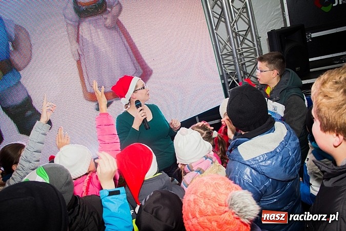 Zdjęcie w galerii na portalu naszraciborz.pl: Mikołaj ze strażakami na raciborskim rynku wiadomości z regionu