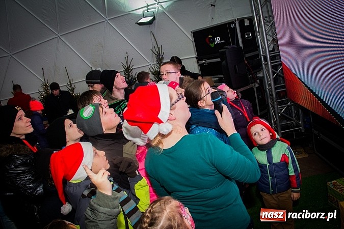 Zdjęcie w galerii na portalu naszraciborz.pl: Mikołaj ze strażakami na raciborskim rynku wiadomości z regionu