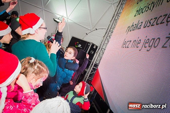 Zdjęcie w galerii na portalu naszraciborz.pl: Mikołaj ze strażakami na raciborskim rynku wiadomości z regionu