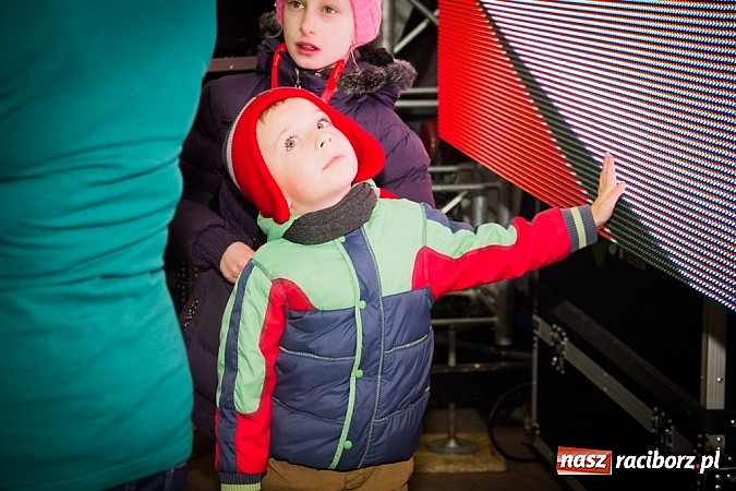 Zdjęcie w galerii na portalu naszraciborz.pl: Mikołaj ze strażakami na raciborskim rynku wiadomości z regionu