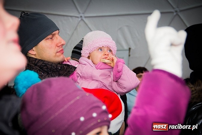 Zdjęcie w galerii na portalu naszraciborz.pl: Mikołaj ze strażakami na raciborskim rynku wiadomości z regionu