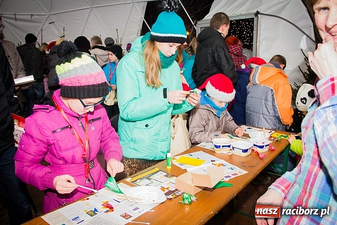 Zdjęcie w galerii na portalu naszraciborz.pl: Mikołaj ze strażakami na raciborskim rynku wiadomości z regionu