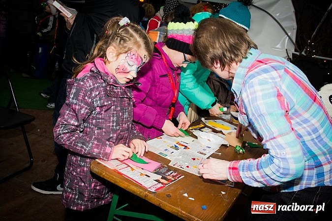 Zdjęcie w galerii na portalu naszraciborz.pl: Mikołaj ze strażakami na raciborskim rynku wiadomości z regionu