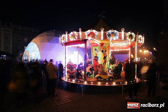 Zdjęcie w galerii na portalu naszraciborz.pl: Mikołaj ze strażakami na raciborskim rynku wiadomości z regionu