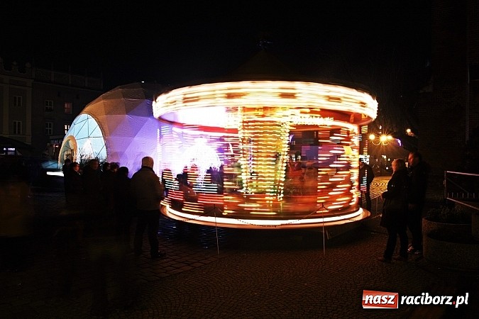 Zdjęcie w galerii na portalu naszraciborz.pl: Mikołaj ze strażakami na raciborskim rynku wiadomości z regionu