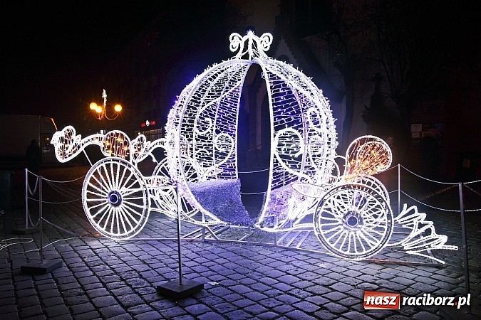 Zdjęcie w galerii na portalu naszraciborz.pl: Mikołaj ze strażakami na raciborskim rynku wiadomości z regionu