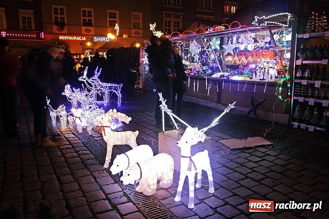 Zdjęcie w galerii na portalu naszraciborz.pl: Mikołaj ze strażakami na raciborskim rynku wiadomości z regionu