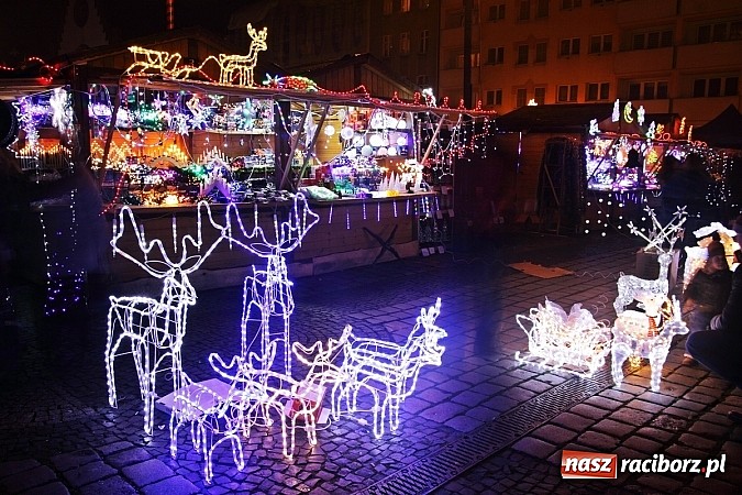 Zdjęcie w galerii na portalu naszraciborz.pl: Mikołaj ze strażakami na raciborskim rynku wiadomości z regionu