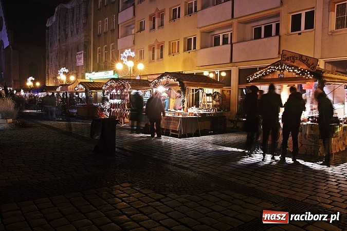 Zdjęcie w galerii na portalu naszraciborz.pl: Mikołaj ze strażakami na raciborskim rynku wiadomości z regionu