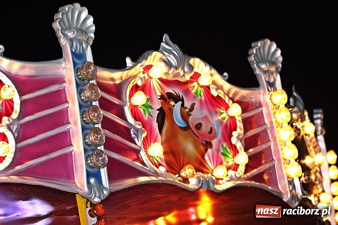 Zdjęcie w galerii na portalu naszraciborz.pl: Mikołaj ze strażakami na raciborskim rynku wiadomości z regionu