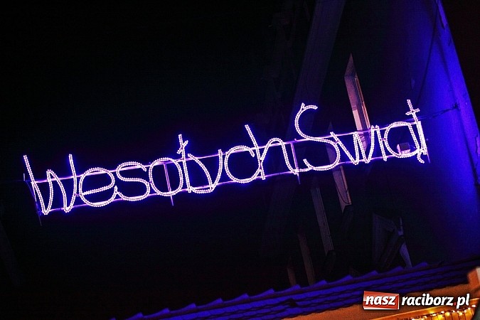 Zdjęcie w galerii na portalu naszraciborz.pl: Mikołaj ze strażakami na raciborskim rynku wiadomości z regionu