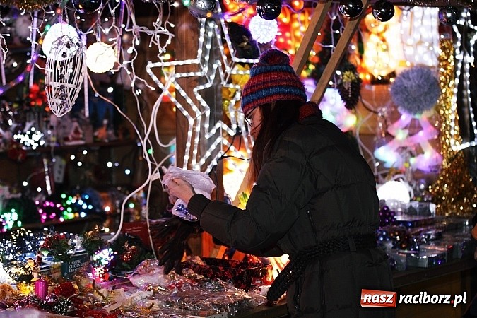 Zdjęcie w galerii na portalu naszraciborz.pl: Mikołaj ze strażakami na raciborskim rynku wiadomości z regionu