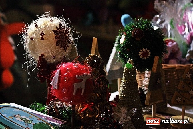 Zdjęcie w galerii na portalu naszraciborz.pl: Mikołaj ze strażakami na raciborskim rynku wiadomości z regionu