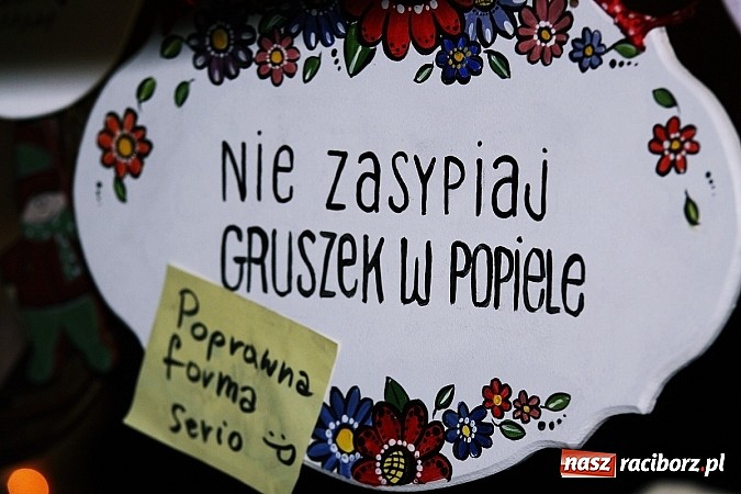 Zdjęcie w galerii na portalu naszraciborz.pl: Mikołaj ze strażakami na raciborskim rynku wiadomości z regionu
