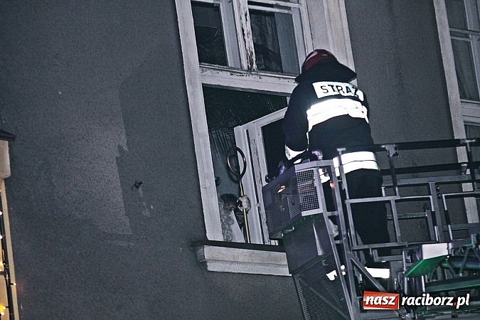 Zdjęcie w galerii na portalu naszraciborz.pl: Mikołaj ze strażakami na raciborskim rynku wiadomości z regionu