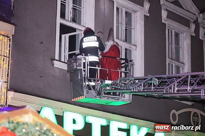 Zdjęcie w galerii na portalu naszraciborz.pl: Mikołaj ze strażakami na raciborskim rynku wiadomości z regionu