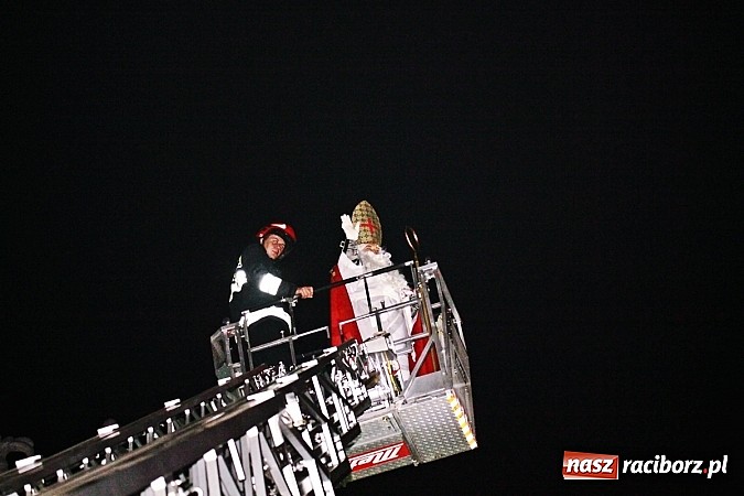 Zdjęcie w galerii na portalu naszraciborz.pl: Mikołaj ze strażakami na raciborskim rynku wiadomości z regionu