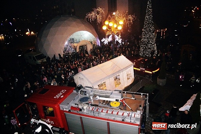 Zdjęcie w galerii na portalu naszraciborz.pl: Mikołaj ze strażakami na raciborskim rynku wiadomości z regionu