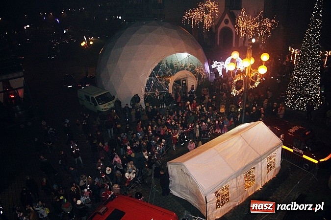 Zdjęcie w galerii na portalu naszraciborz.pl: Mikołaj ze strażakami na raciborskim rynku wiadomości z regionu