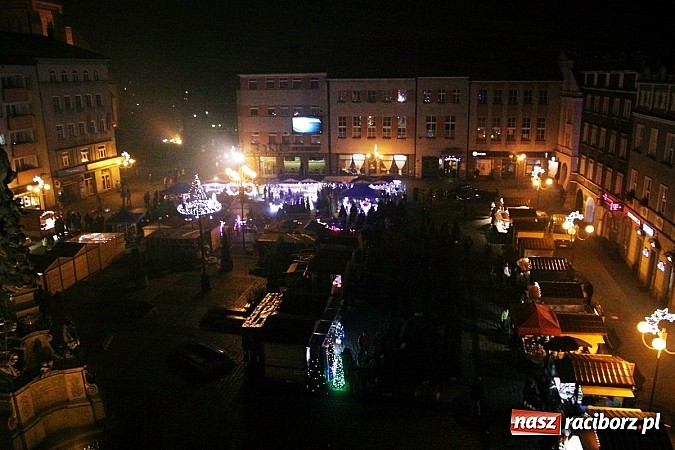 Zdjęcie w galerii na portalu naszraciborz.pl: Mikołaj ze strażakami na raciborskim rynku wiadomości z regionu