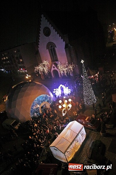 Zdjęcie w galerii na portalu naszraciborz.pl: Mikołaj ze strażakami na raciborskim rynku wiadomości z regionu