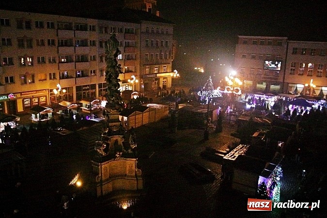 Zdjęcie w galerii na portalu naszraciborz.pl: Mikołaj ze strażakami na raciborskim rynku wiadomości z regionu