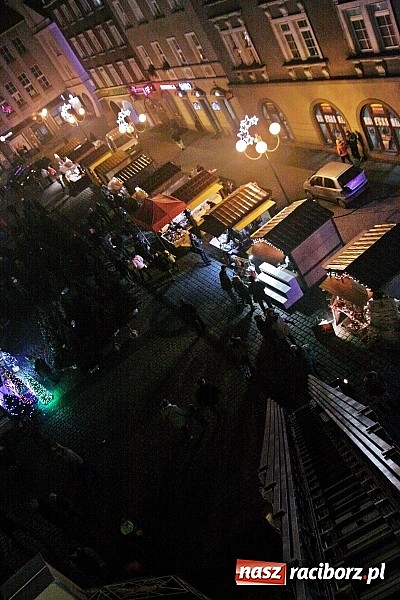 Zdjęcie w galerii na portalu naszraciborz.pl: Mikołaj ze strażakami na raciborskim rynku wiadomości z regionu