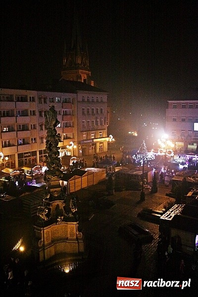 Zdjęcie w galerii na portalu naszraciborz.pl: Mikołaj ze strażakami na raciborskim rynku wiadomości z regionu