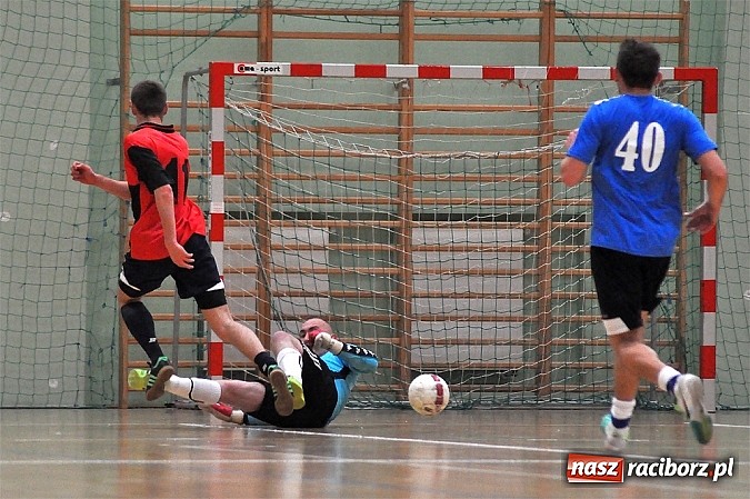 Zdjęcie w galerii na portalu naszraciborz.pl: Sobota w HLPN. Minimalne wygrane Samych Swoich i Płomienia wiadomości z regionu