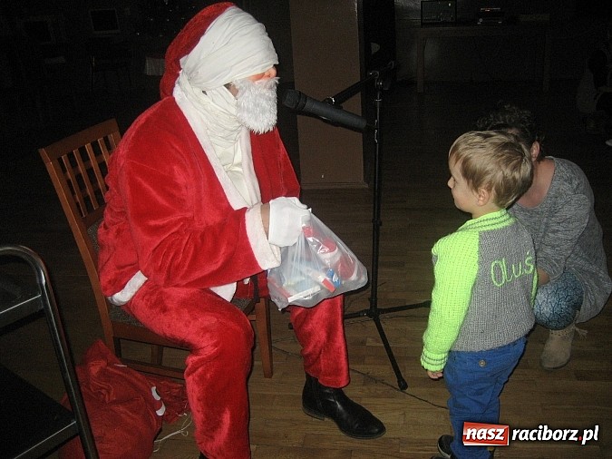 Zdjęcie w galerii na portalu naszraciborz.pl: W Rudzie Kozielskiej też rozdawano prezenty wiadomości z regionu