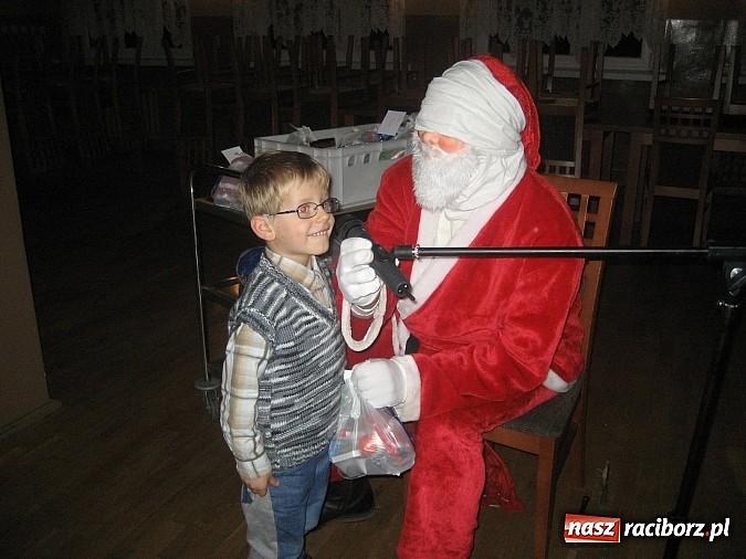 Zdjęcie w galerii na portalu naszraciborz.pl: W Rudzie Kozielskiej też rozdawano prezenty wiadomości z regionu