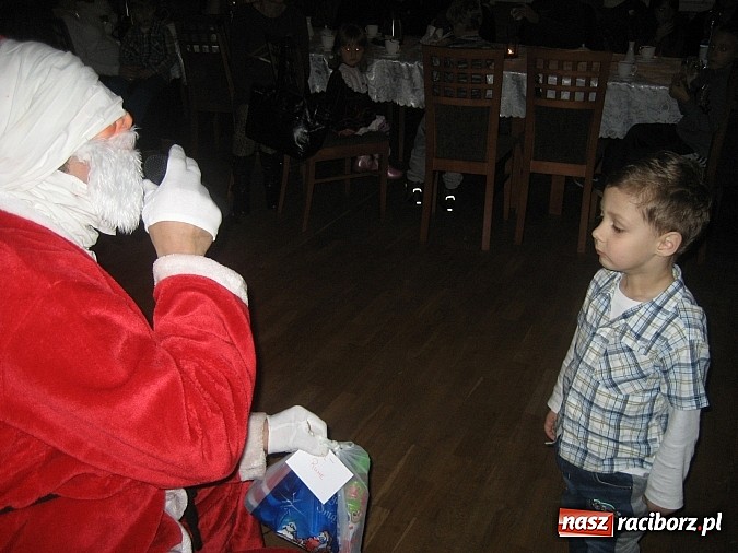 Zdjęcie w galerii na portalu naszraciborz.pl: W Rudzie Kozielskiej też rozdawano prezenty wiadomości z regionu