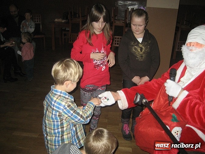 Zdjęcie w galerii na portalu naszraciborz.pl: W Rudzie Kozielskiej też rozdawano prezenty wiadomości z regionu