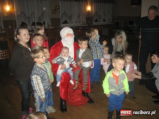 Zdjęcie w galerii na portalu naszraciborz.pl: W Rudzie Kozielskiej też rozdawano prezenty wiadomości z regionu