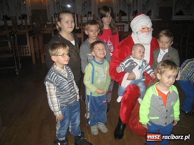 Zdjęcie w galerii na portalu naszraciborz.pl: W Rudzie Kozielskiej też rozdawano prezenty wiadomości z regionu