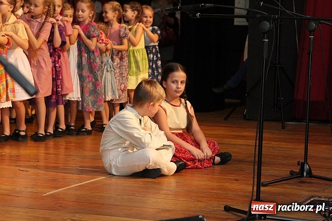 Zdjęcie w galerii na portalu naszraciborz.pl: Tancerze z Zawady Książęcej występowali w Kuźni Raciborskiej wiadomości z regionu