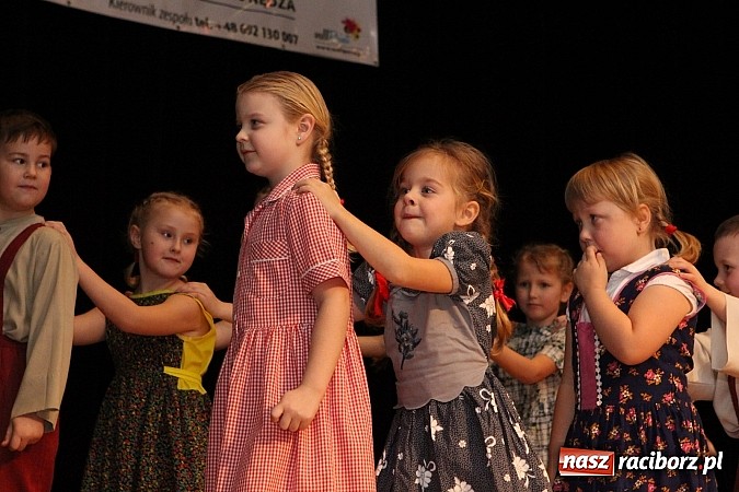 Zdjęcie w galerii na portalu naszraciborz.pl: Tancerze z Zawady Książęcej występowali w Kuźni Raciborskiej wiadomości z regionu